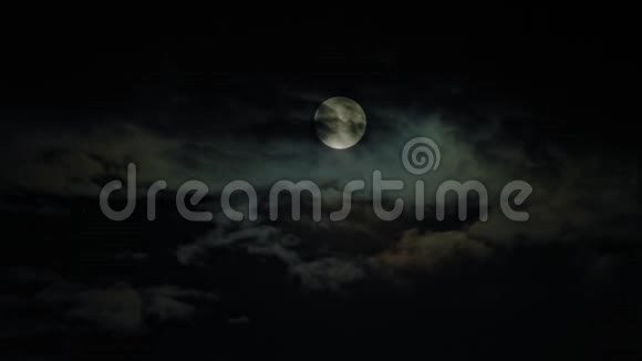 漆黑天空中的新月和云视频的预览图