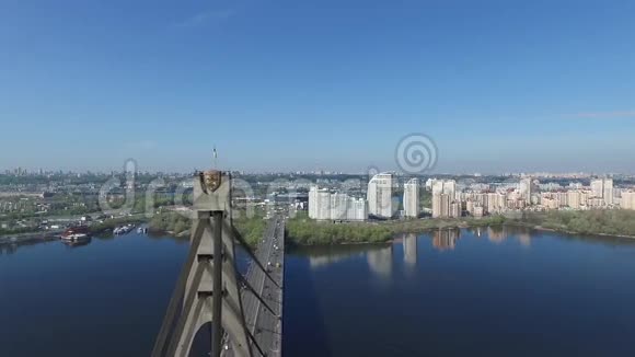 河上的桥景道路交汇处城市睡眠区视频的预览图