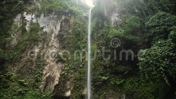 美丽的热带瀑布菲律宾Camiguin岛视频的预览图