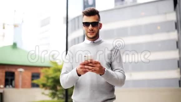 戴着智能手机戴着墨镜的男子视频的预览图
