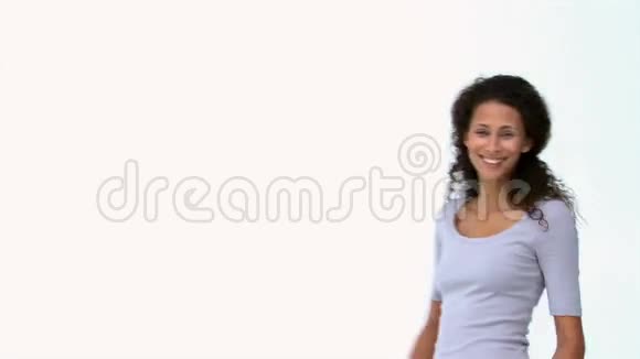 镜头前的快乐女人视频的预览图
