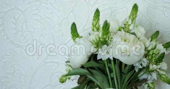 花瓶里放着白色的婚礼花束视频的预览图