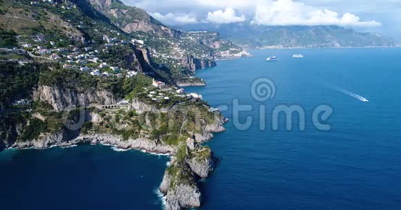 意大利南部美丽的阿玛菲海岸鸟瞰图视频的预览图