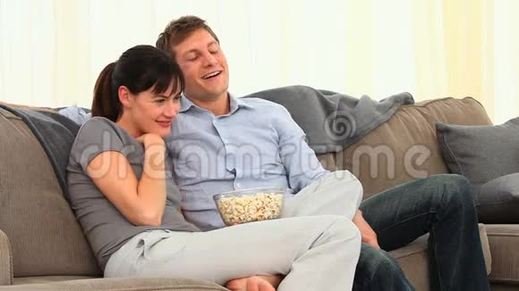 可爱的夫妇在看电影视频的预览图