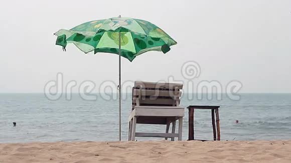 带伞的椅子靠近海滩视频的预览图