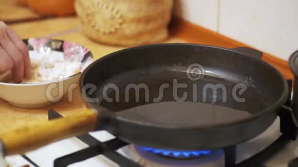 在家庭厨房的煎锅里煮肉视频的预览图