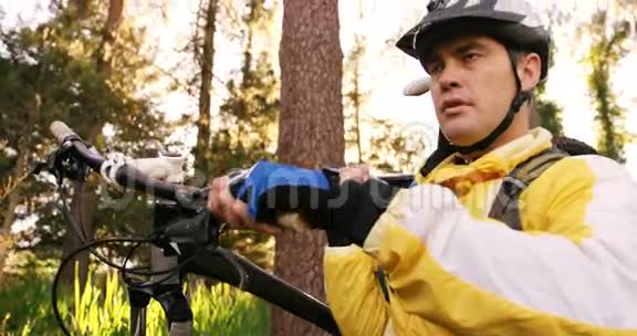 在森林里骑自行车的男山地自行车视频的预览图