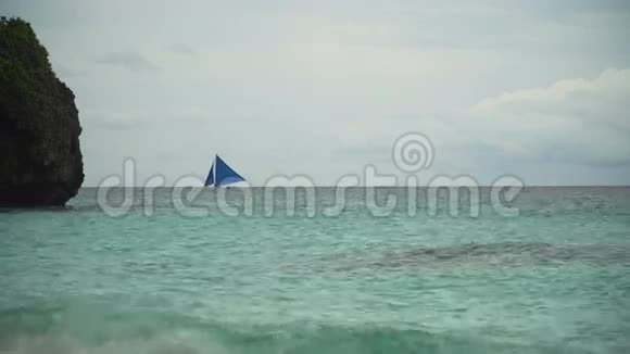在蔚蓝的大海上航行菲律宾长滩岛视频的预览图