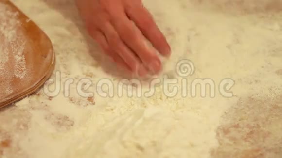 做面团的女人自制牛角面包视频的预览图