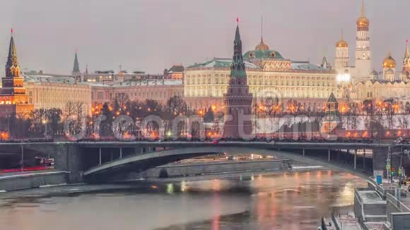 俄罗斯莫斯科莫斯科莫斯科河大桥和克里姆林宫的夜景视频的预览图
