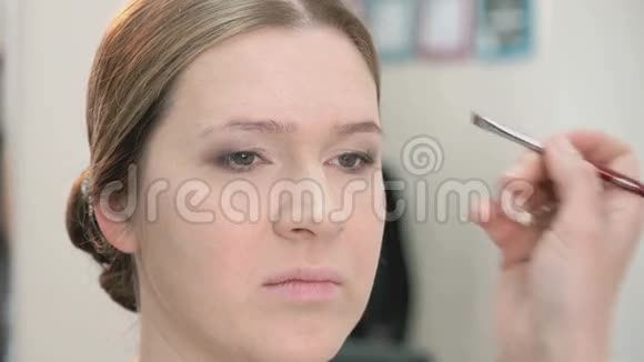 化妆师为年轻模特化妆视频的预览图
