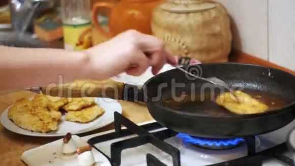 在家庭厨房的煎锅上煎肉夹视频的预览图