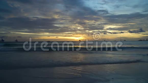美丽的日落在海上菲律宾长滩岛视频的预览图
