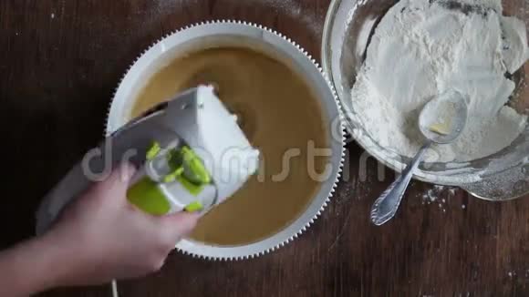 用电动搅拌机搅拌面团在家做饭视频的预览图