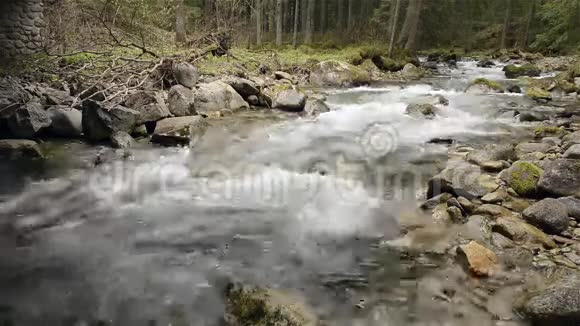 山河有岩石和苔藓视频的预览图