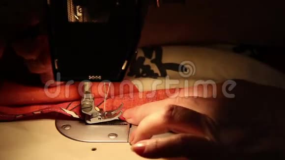 缝纫机在工作中视频的预览图