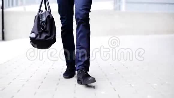 一个拿着袋子走在城市大街上的年轻人视频的预览图