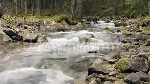 山河有岩石和苔藓视频的预览图