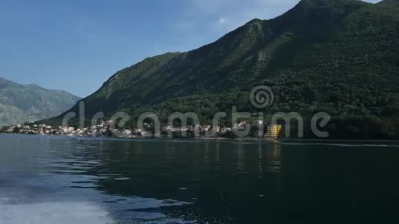 从船上的波浪在水面上黑山科托尔湾视频的预览图
