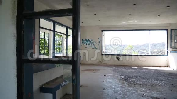 一家废弃旅馆的内部视频的预览图