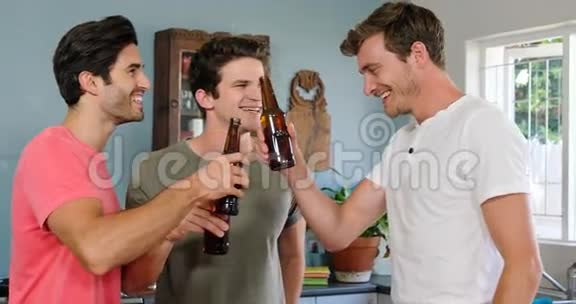 快乐的朋友喝啤酒视频的预览图