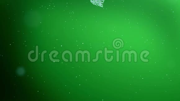 美丽的3d雪花在绿色背景下在空中飞舞用作圣诞节新年贺卡或冬季环境的动画视频的预览图