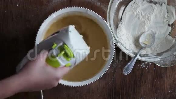 用电动搅拌机搅拌面团在家做饭视频的预览图