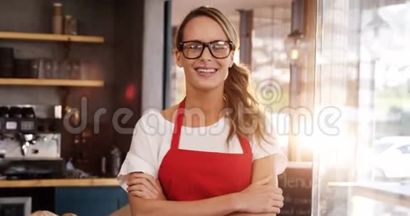 微笑的女服务员双手交叉站立的画像视频的预览图