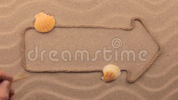 用手写在沙子上的沙滩铭文用绳子做成的指针视频的预览图
