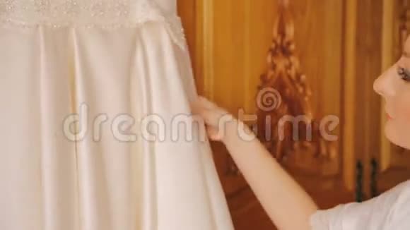 新娘拥抱婚纱微笑着视频的预览图