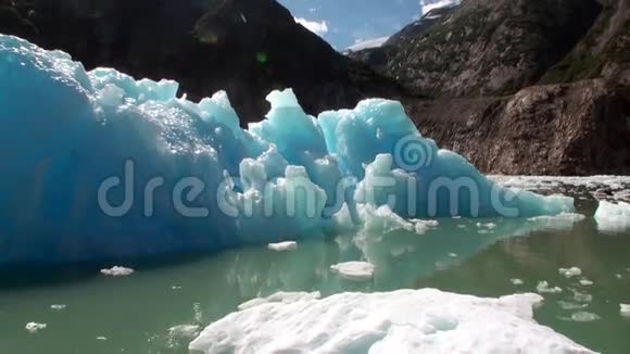 阿拉斯加太平洋水上浮冰的背景视频的预览图