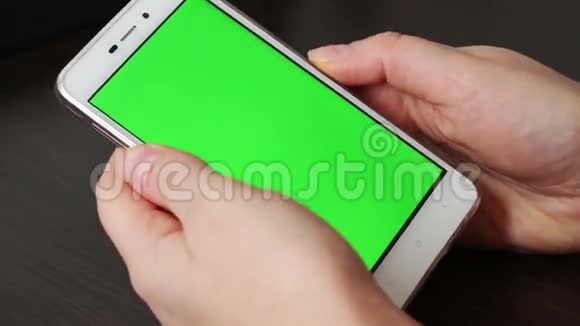 白色智能手机上的触摸屏视频的预览图
