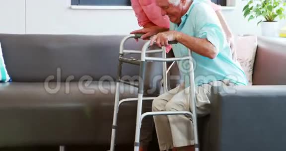 一个年长的女人帮助一个年长的男人视频的预览图