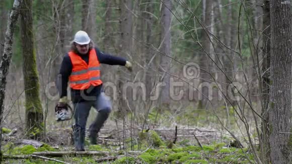 伐木工人带着电锯在森林里行走视频的预览图