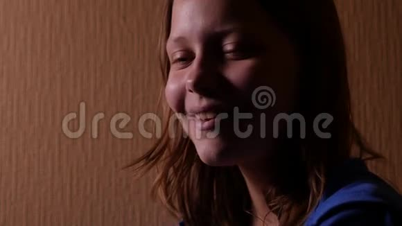 一个微笑的少女的肖像4KUHD视频的预览图