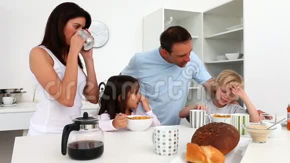 可爱的家人一起享受早餐视频的预览图