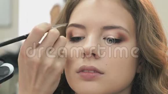 化妆师为女孩化妆视频的预览图
