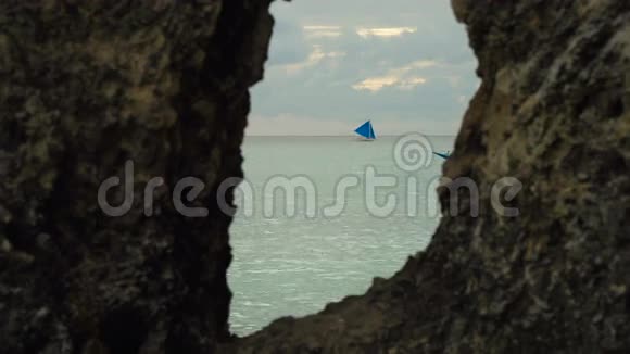 在蔚蓝的大海上航行菲律宾长滩岛视频的预览图