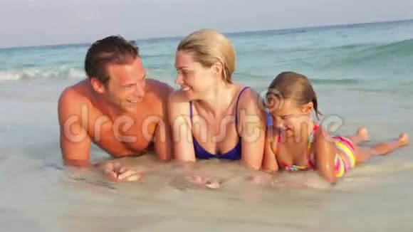 热带海滩上的家庭放松视频的预览图