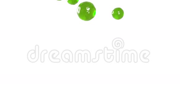 绿色水滴落在白色表面缓慢运动果汁视频的预览图