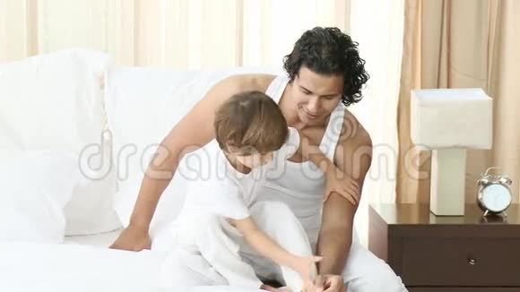 父子俩在床上玩耍视频的预览图