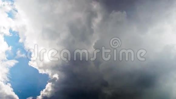 雨前天空中移动的云的时间流逝视频的预览图