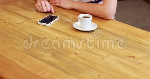 微笑的金发女人使用智能手机视频的预览图