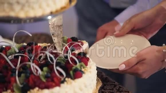 男人和女人切庆祝蛋糕视频的预览图