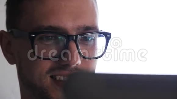 带平板电脑眼镜的快乐年轻人视频的预览图