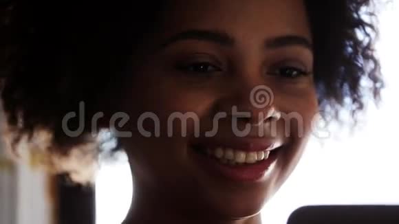快乐的非洲裔美国妇女平板电脑视频的预览图