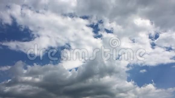 蓝天上的白云在烈日下消失了延时运动云蓝天背景视频的预览图
