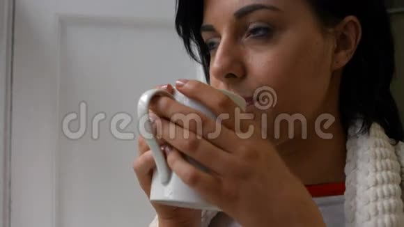 喝咖啡的美女视频的预览图