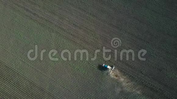 拖拉机在田里播种视频的预览图