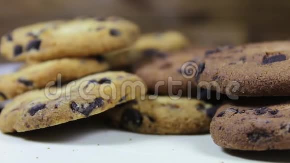 大量带有巧克力特写的蛋糕饼干视频的预览图